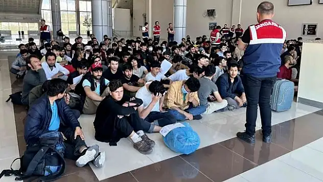 Ağrı'da 499 Afgan göçmen sınır dışı edildi