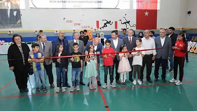 Ağrı'da spor malzemesi ve enstrüman dağıtımı