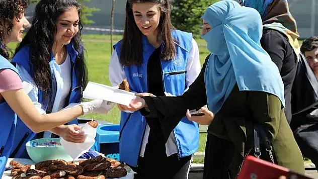 Ağrı'da YKS öncesi öğrencilere çay ve simit ikramı