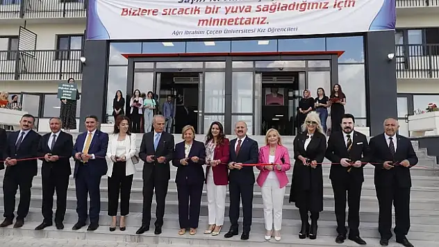 AİÇÜ'de 2021-2022 akademik yılı mezuniyet töreni