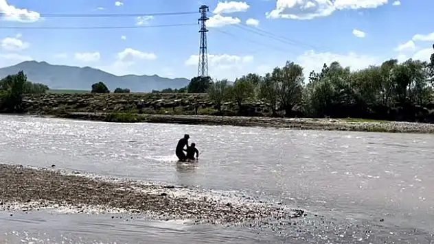Murat Nehri'ne giren çocuğun yardımına vatandaş yetişti