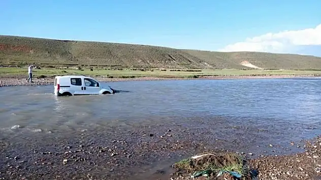 Taşlıçay'da bir araç sulara kapılarak sürüklendi