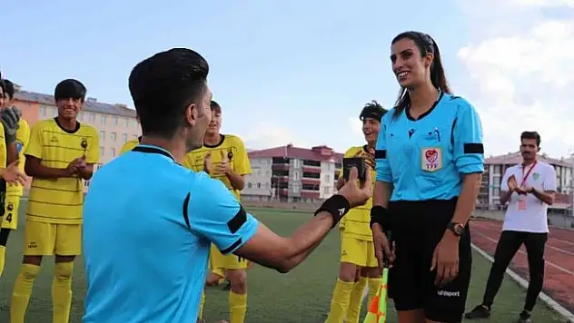 Ağrı'da hakemin evlilik teklifi final maçına damga vurdu
