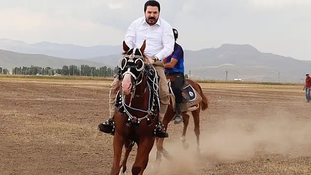 Ağrı'da Mahalli At Yarışları Şenliği Yapıldı