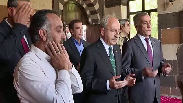 Kemal Kılıçdaroğlu, Ahmed-i Hani Türbesini ziyaret etti