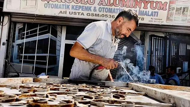 Ağrı'da demir doğrayarak mesleğini sürdürüyor