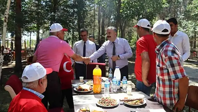 Ağrı'da minik eller, yetişkin gençler ve engelsiz yürekler zafer pikniğinde buluştu