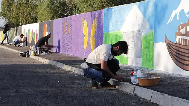 Ağrı'da sokak ve caddeler güzelleşmeye devam ediyor