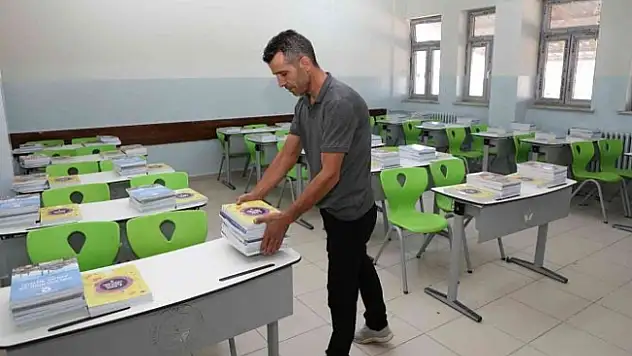 Ağrı'da ücretsiz ders ve kaynak kitapları öğrenci sıralarına bırakıldı