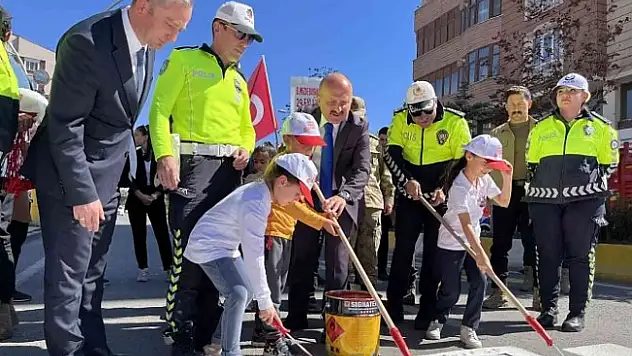 Ağrı'da yayalara öncelik duruşu, hayata saygı duruşu