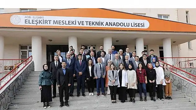 Ağrı Valisi Eleşkirt Mesleki ve Teknik Anadolu Lisesini ziyaret etti