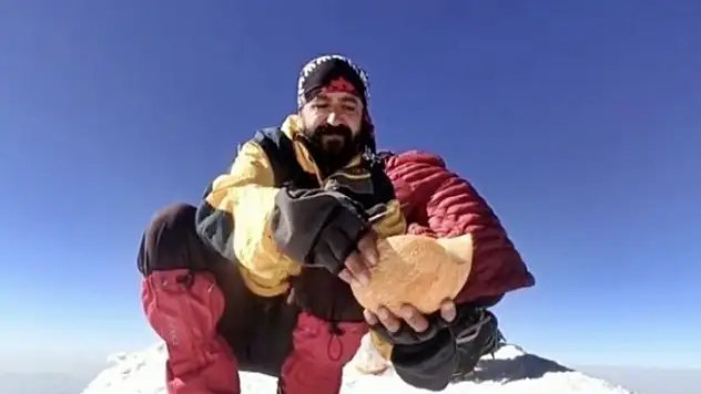 Ağrı Dağı'nda kavun kesip çevre sorununa dikkat çektiler