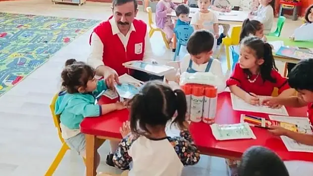 Kızılay Taşlıçay'da minikleri sevindirdi