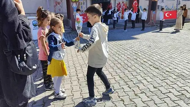 Taşlıçay'da okula yeni başlayan minikler çiçeklerle karşılandı