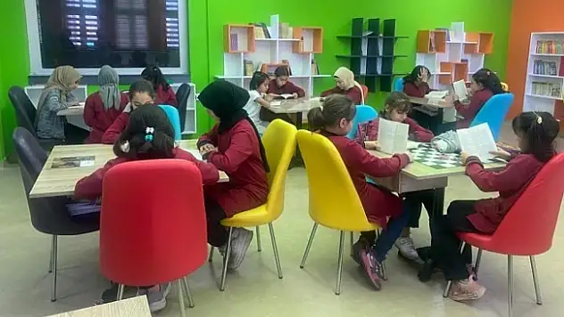 Ağrı'da öğrenciler kitaplarla hayatlarına ışık tutuyor