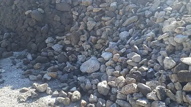 Ağrı'da şeker pancarının içerisine karıştırılan taşlar, fabrikaya büyük zarar veriyor!