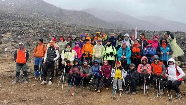 Ağrı Dağı zirvesine çıkmak isteyen kadın dağcılara fırtına engel oldu