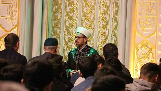 Ağrı İl Müftüsü gençlerle sabah namazında buluştu