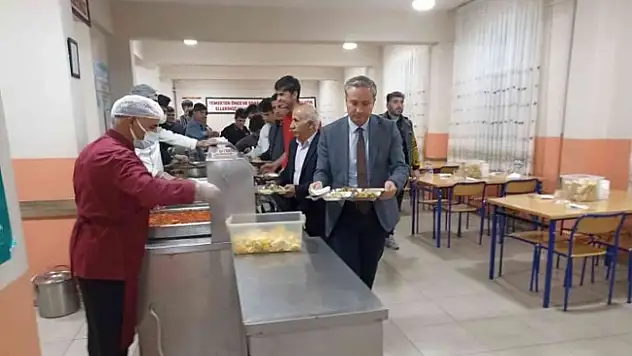 Ağrı Milli Eğitim Müdürü, öğrencilerle yemek yedi