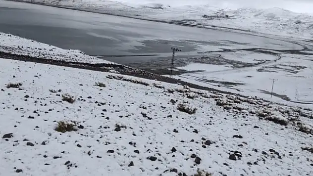 Ağrı'nın yüksek kesimlerine kar yağdı