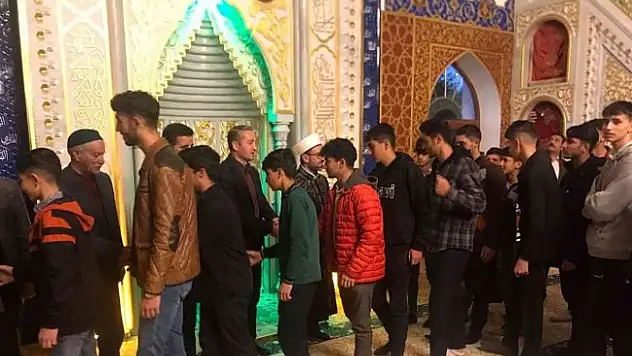 Müdür Kökrek, sabah namazında öğrencilerle bir araya geldi