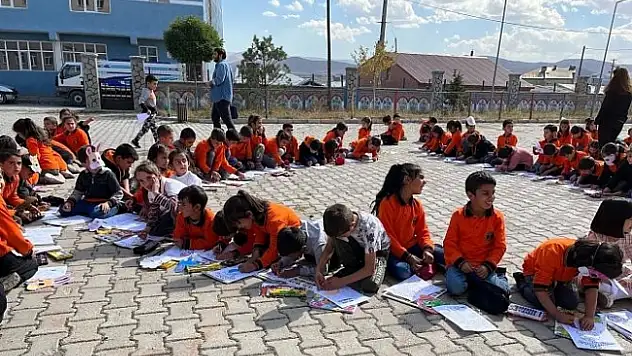 Taşlıçay'da öğrenciler hayvanlar için çizdi