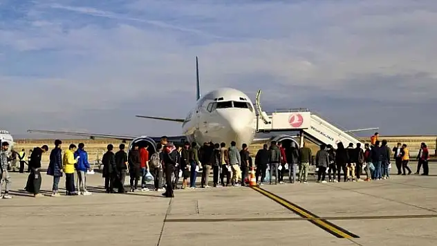 Ağrı'da 136 Afgan göçmen sınır dışı edildi
