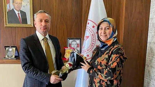 Ağrı'da Gülsün Karslı yılın öğretmeni seçildi