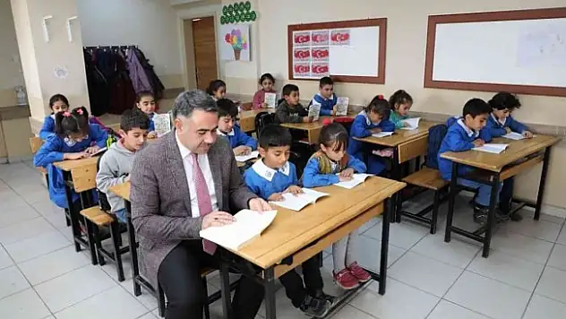 Ağrı'da okul müdürü Mustafa Taştan kitap yazdı