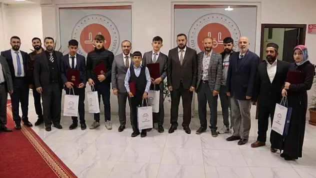 Ağrılı hafızlar belgelerini aldılar