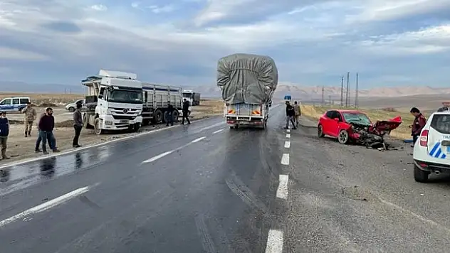 Patnos Tutak arasında tır ile otomobil çarpıştı: 1 ölü