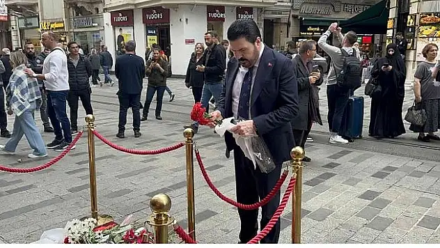 Savcı Sayan, Taksim'de hayatını kaybedenler için karanfil bıraktı