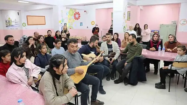 Ağrı'da öğrenciler müzik eşliğinde stres attı