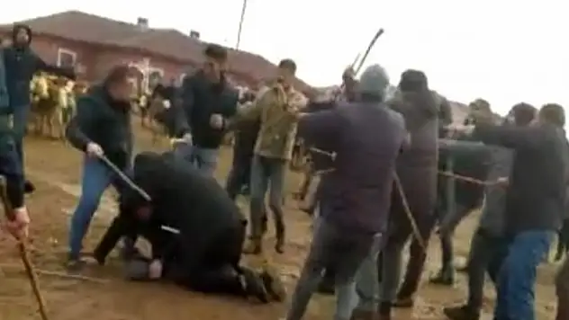 Ağrı'da sopalı kavga: 4 kişi yaralandı!