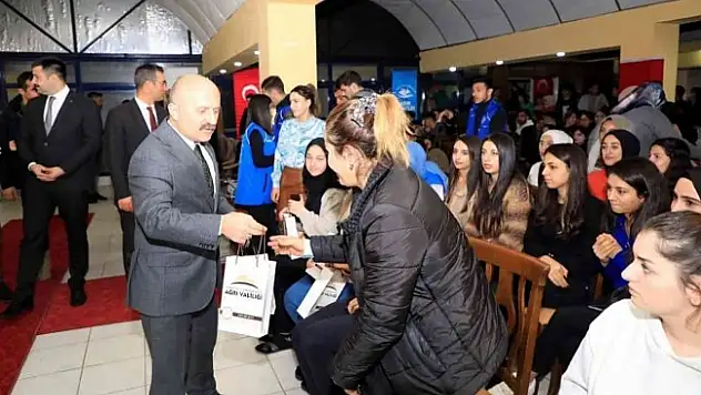 Ağrı Valisi Varol, üniversite öğrencileri ile buluştu
