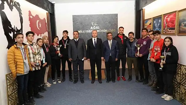 Hasan Kökrek, başarılı sporcularla bir araya geldi