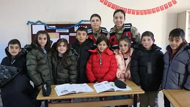 Jandarma Ağrı'da çocukların yüzünü güldürdü