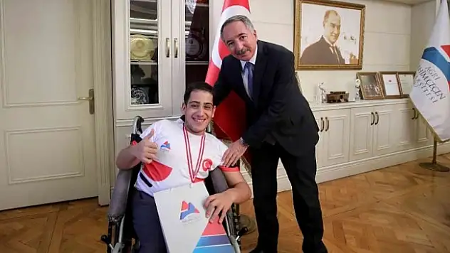 Rektör Karabulut, madalya kazanan sporcuları kutladı