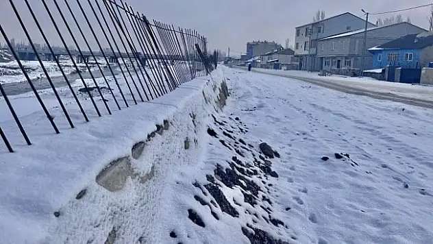 Ağrı beyaza büründü