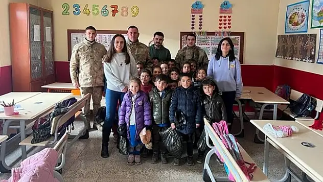 Ağrı'da jandarma köy çocuklarını sevindirmeye devam ediyor