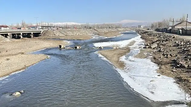 Ağrı dondu, evlerin pencereleri buzla kaplandı