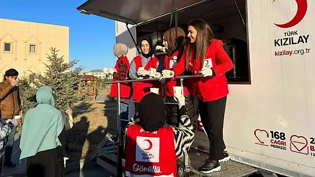 Kızılay'dan öğrencilere çorba ikramı
