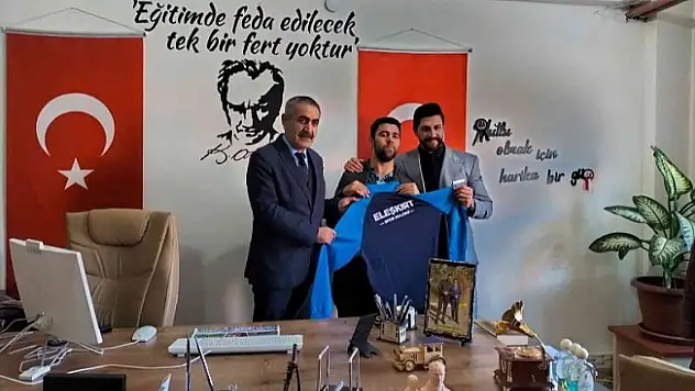 Müdür Güzel'den özel eğitimli öğrencilere Jest