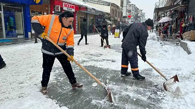 Ağrı Belediyesi kar çalışmalarına hız kesmeden devam ediyor