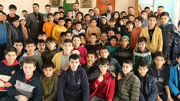 Ağrı'da Her Ay Bir Konu Bir Konuk Projesi