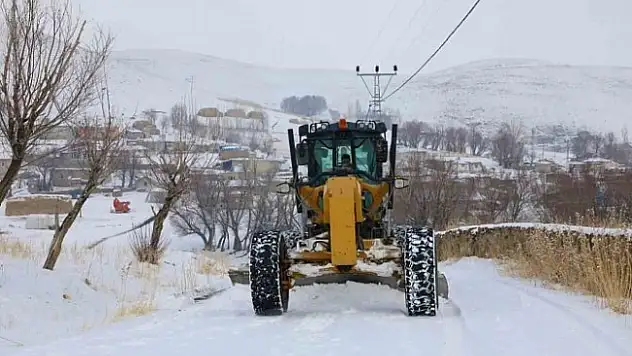 Ağrı'da 'Kar Kaplanları' kapanan yollar için seferber oldu