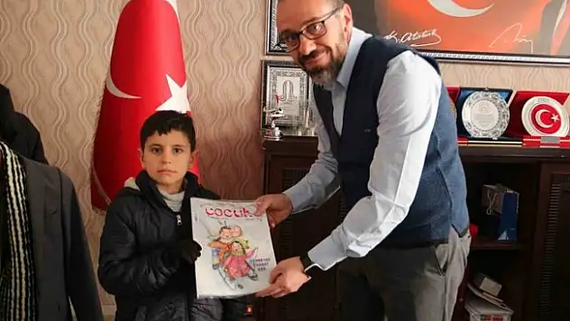 Ağrı'da küçük Mahir kumbarasını depremzedelere bağışladı