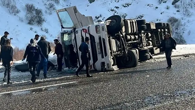Ağrı'da tır devrildi 2 kişi yaralandı