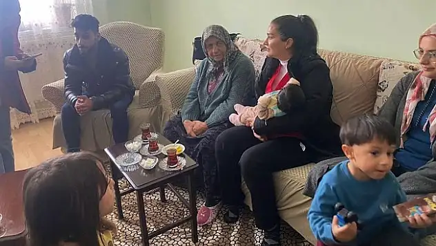 Ağrı'dan deprem bölgesine giden ekipler hayat kurtarmaya devam ediyor