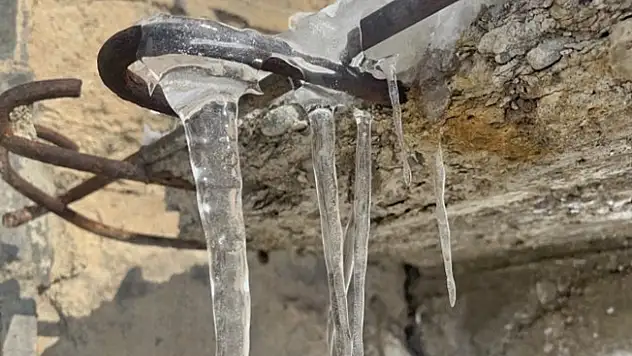 Ağrı dondu, camlar buz tuttu